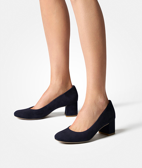 Black wide heel outlet pumps